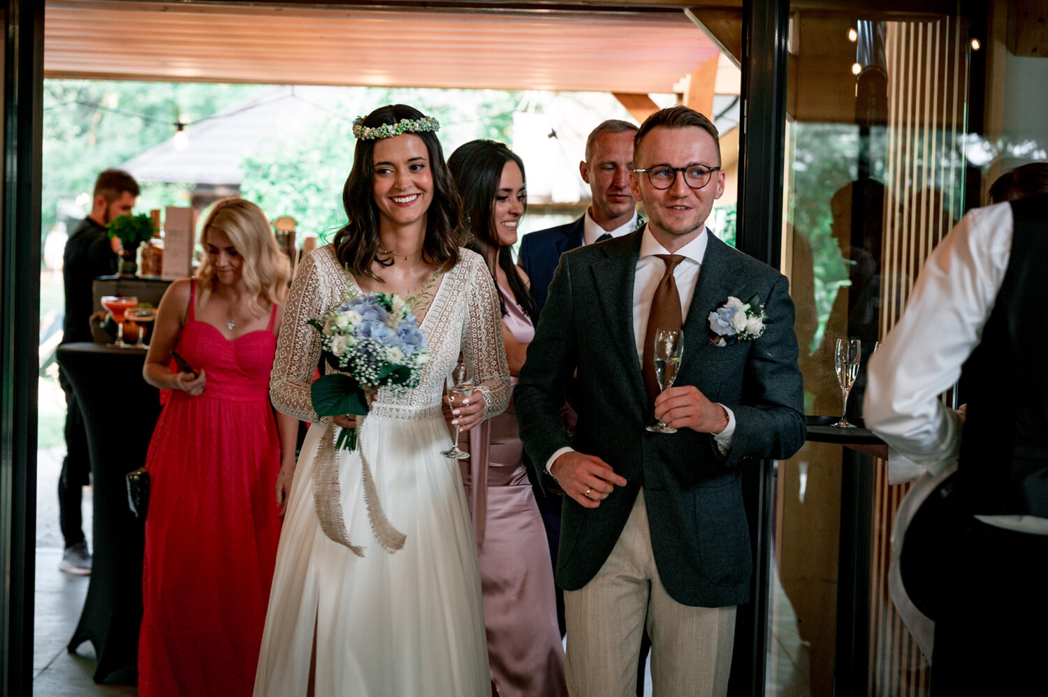 Ślub cywilny w plenerze boho para młoda sala