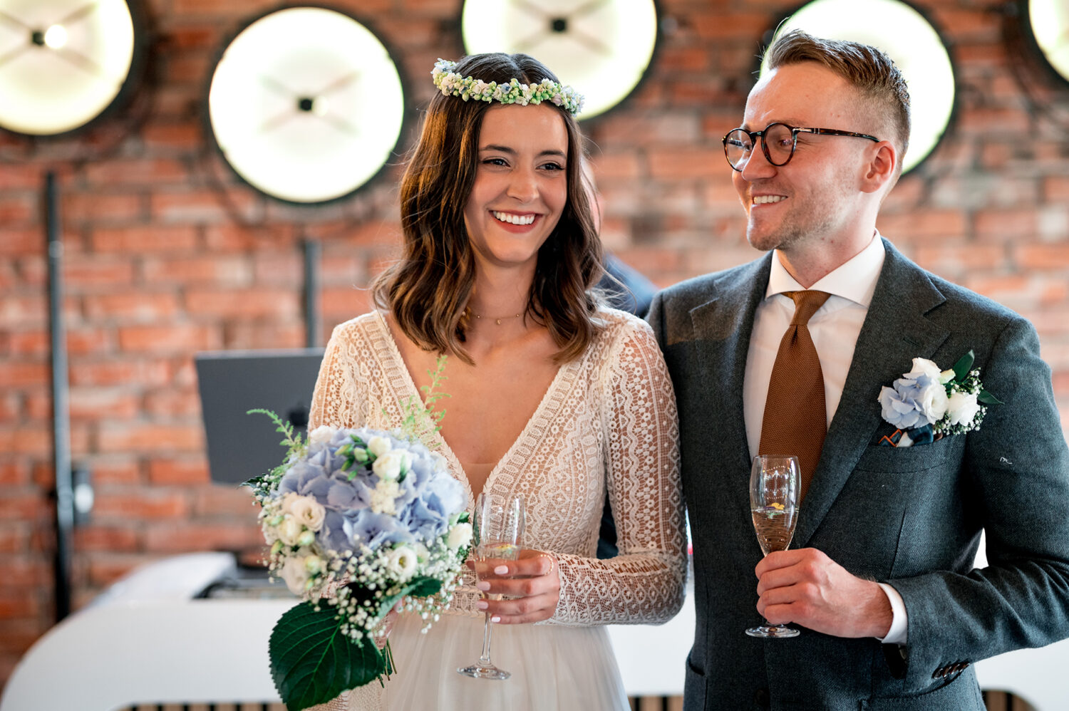 Ślub cywilny w plenerze boho para młoda sala