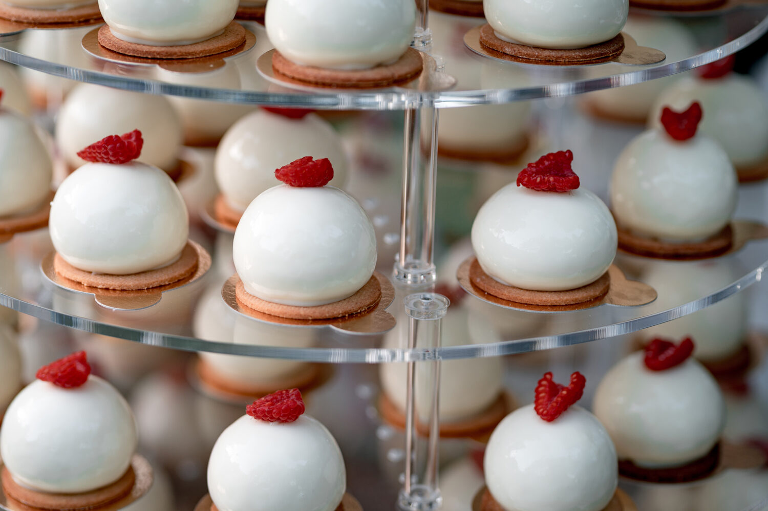 Ślub cywilny w plenerze boho para młoda tort mono porcje