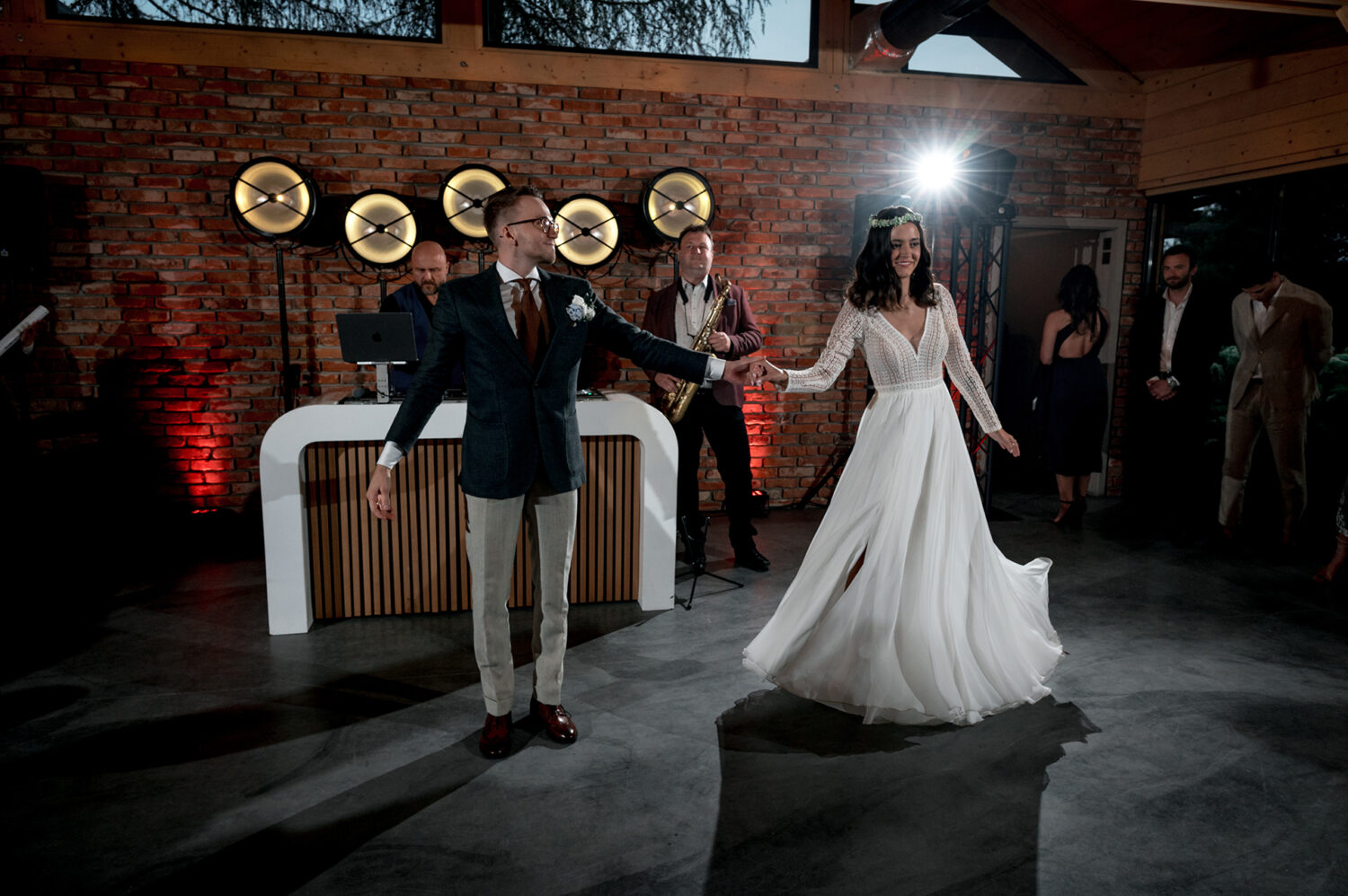 Ślub cywilny w plenerze boho para młoda pierwszy taniec