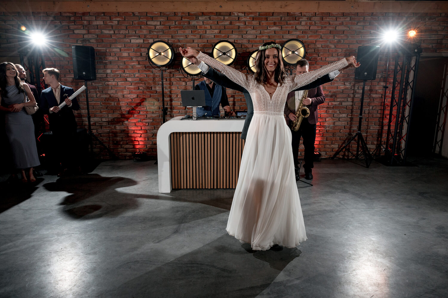 Ślub cywilny w plenerze boho para młoda pierwszy taniec