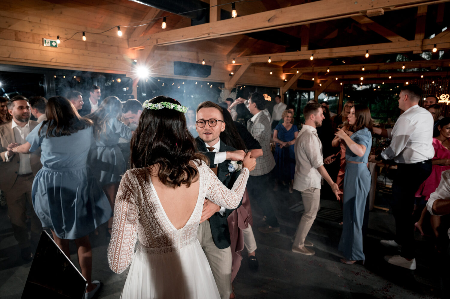 Ślub cywilny w plenerze boho para młoda zabawa na parkiecie