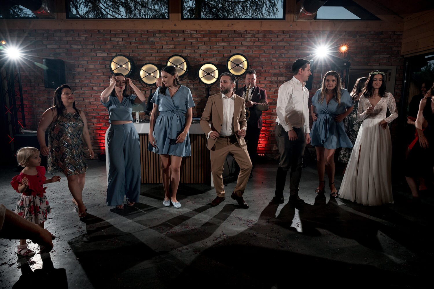 Ślub cywilny w plenerze boho para młoda zabawa na parkiecie