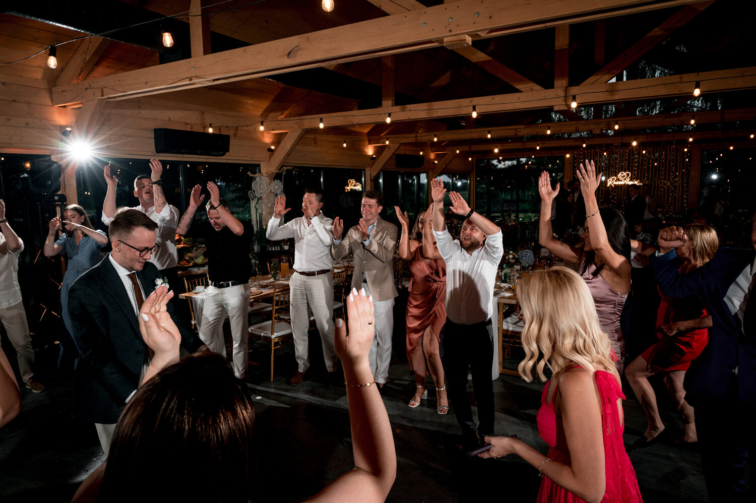 Ślub cywilny w plenerze boho para młoda zabawa na parkiecie