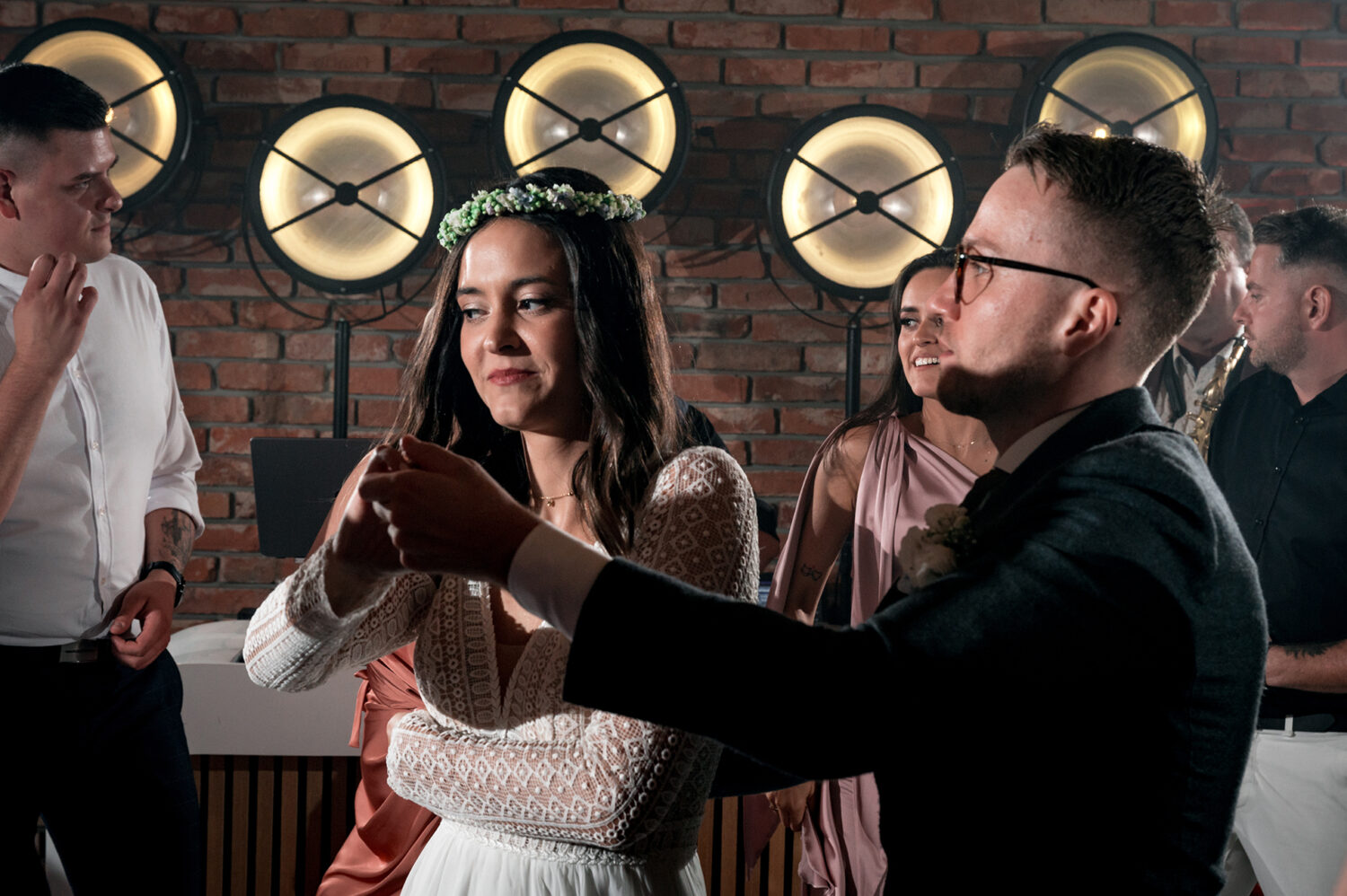 Ślub cywilny w plenerze boho para młoda zabawa na parkiecie