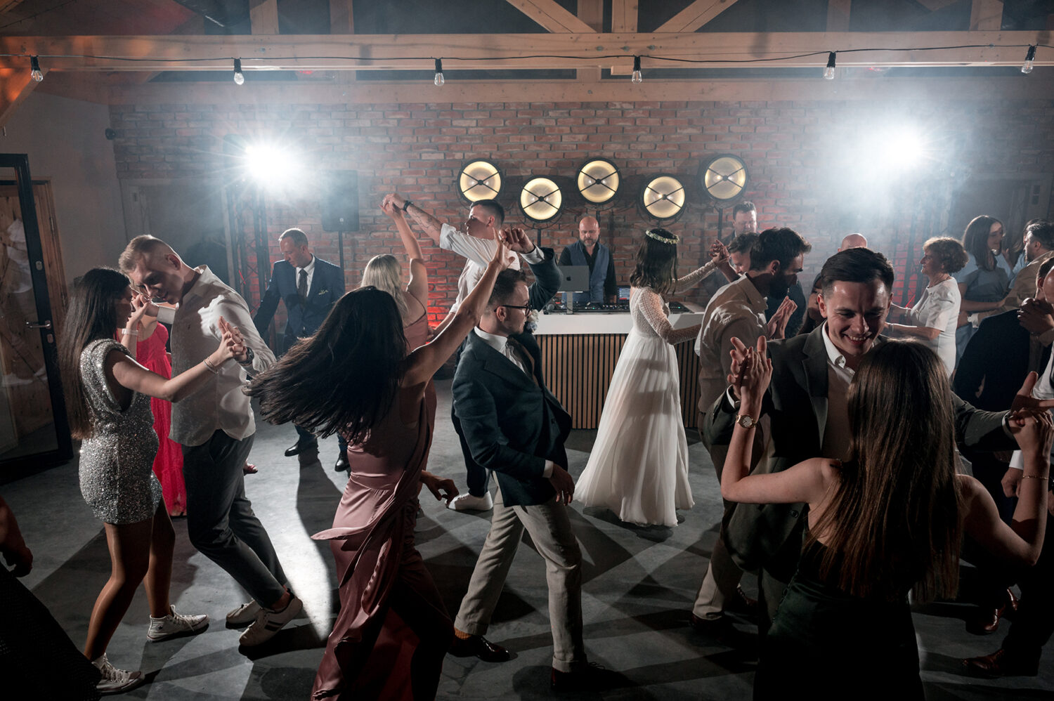 Ślub cywilny w plenerze boho para młoda zabawa na parkiecie