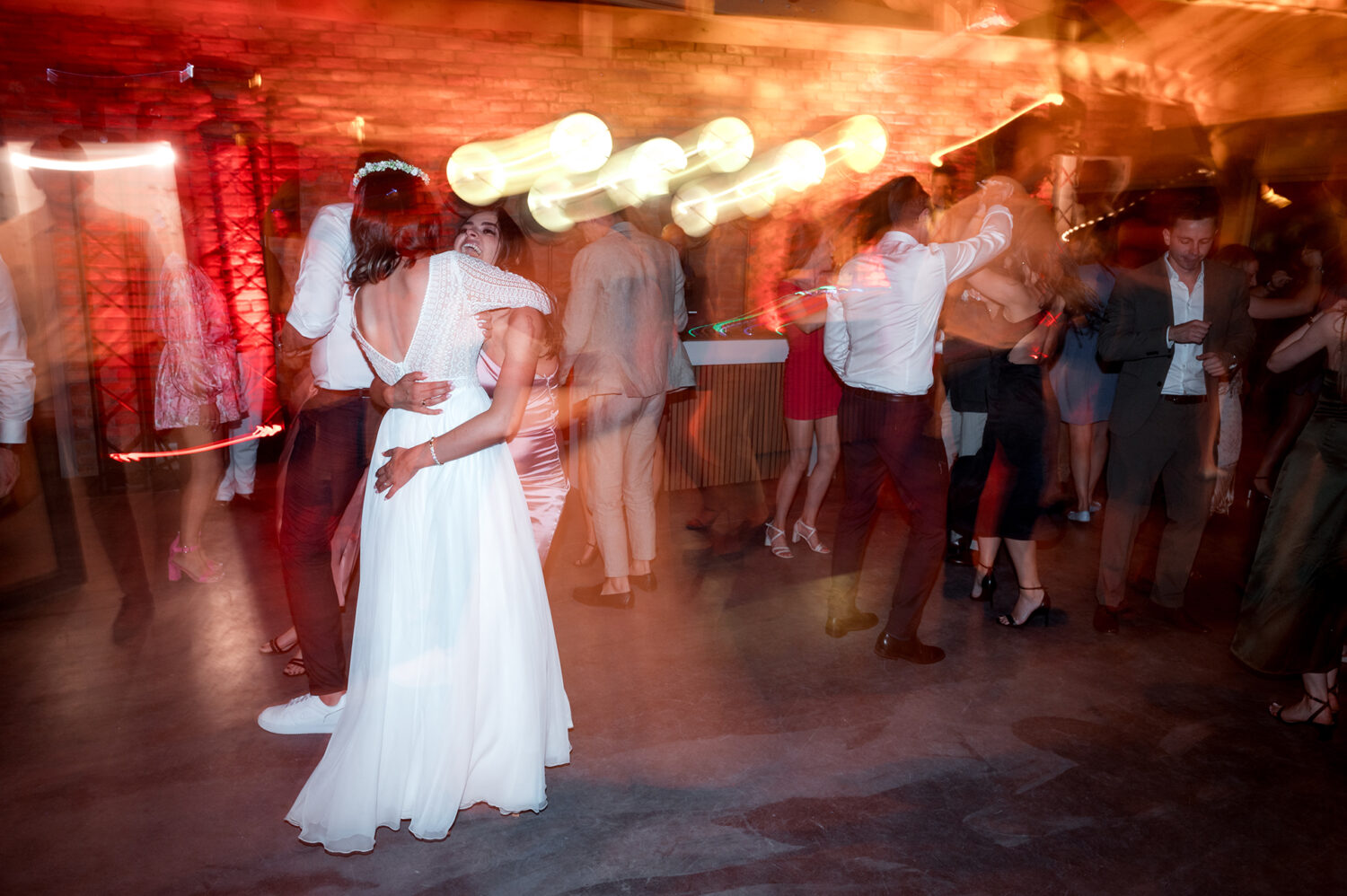 Ślub cywilny w plenerze boho para młoda zabawa na parkiecie