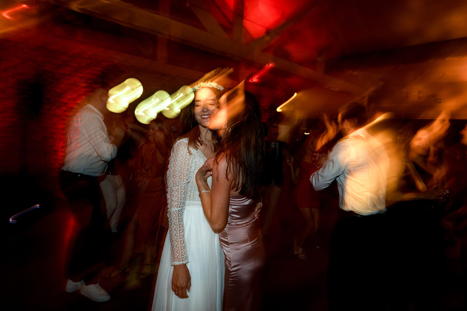 Ślub cywilny w plenerze boho para młoda zabawa na parkiecie