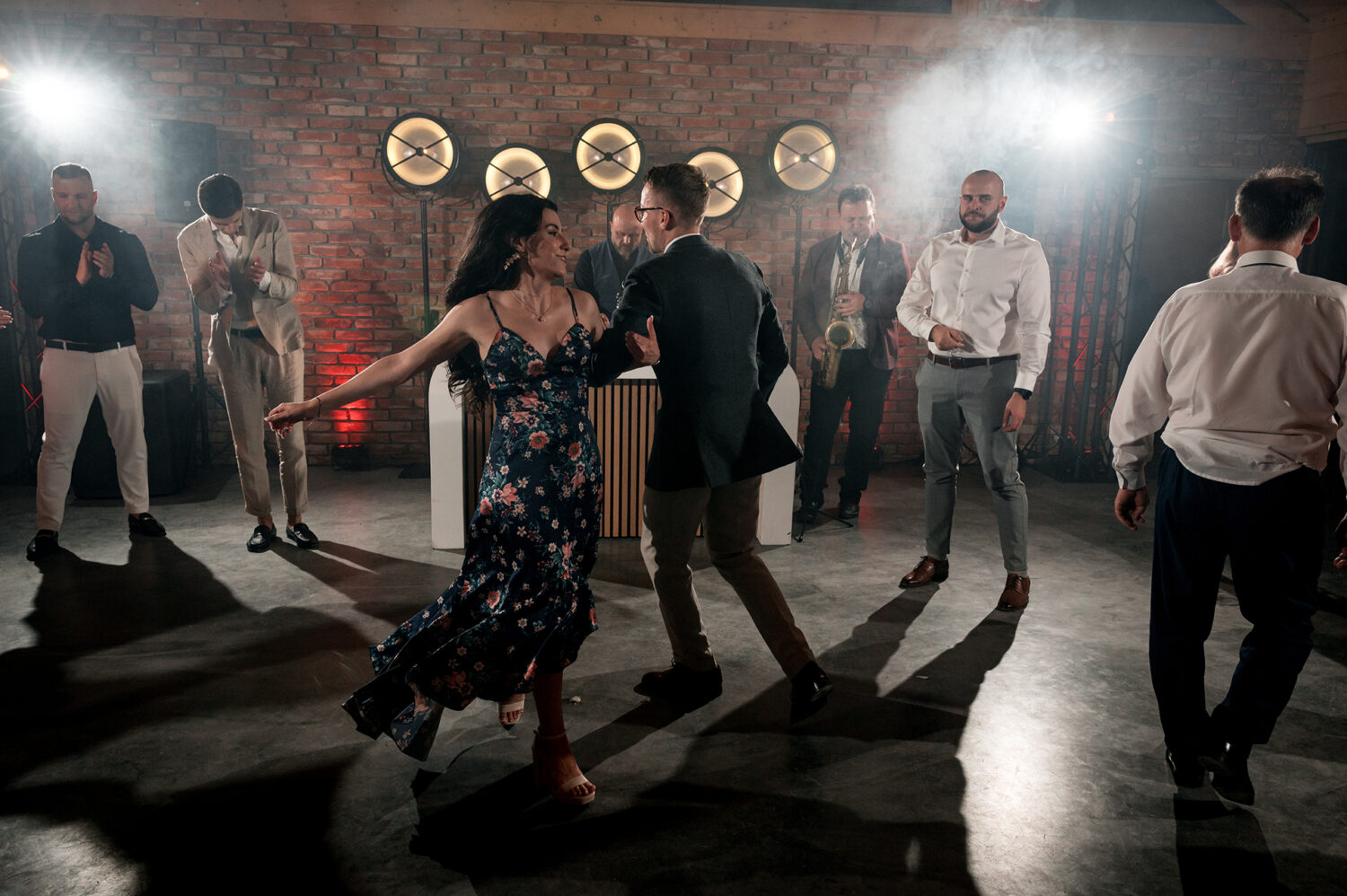 Ślub cywilny w plenerze boho para młoda zabawa na parkiecie