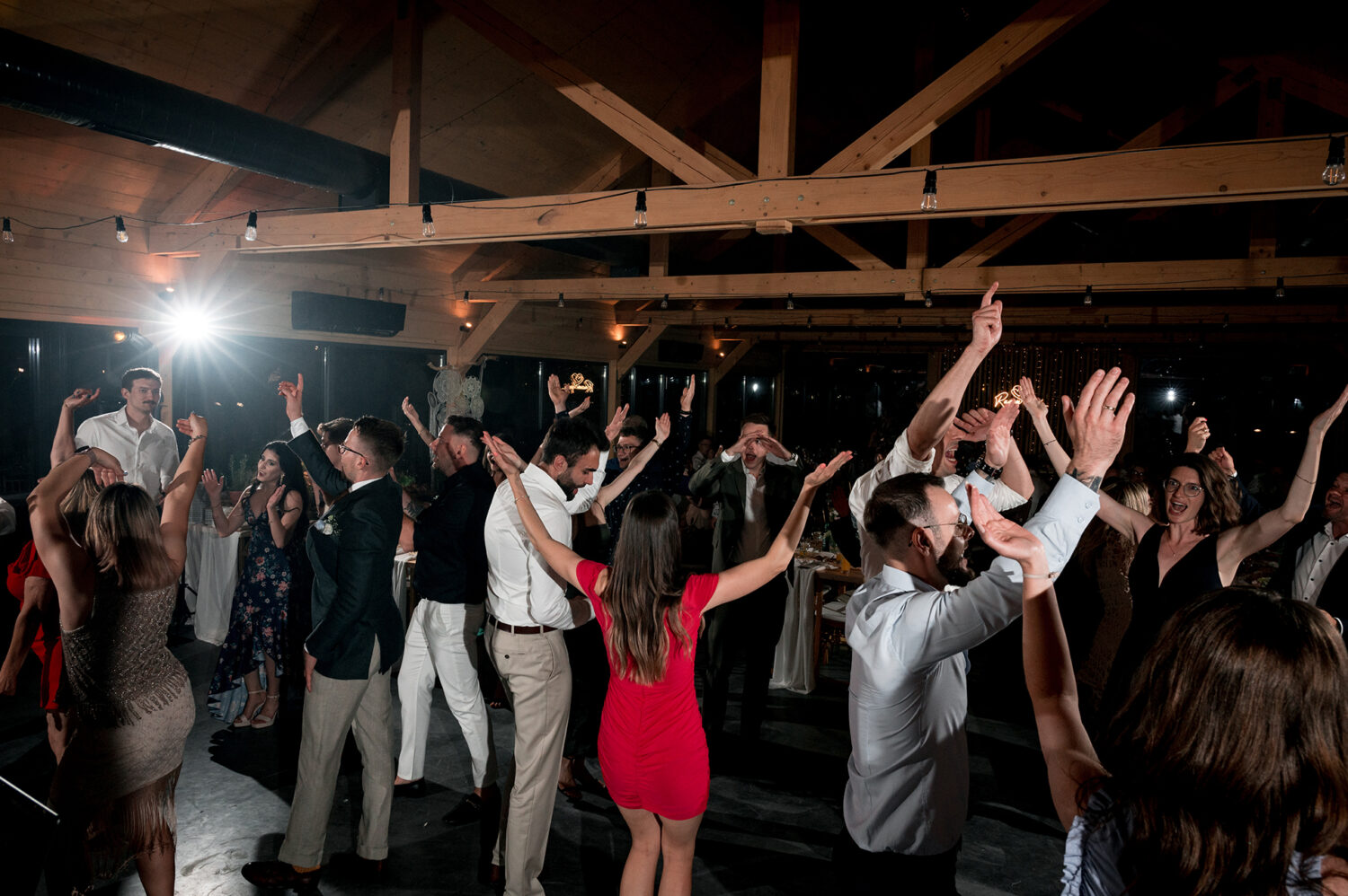 Ślub cywilny w plenerze boho para młoda zabawa na parkiecie