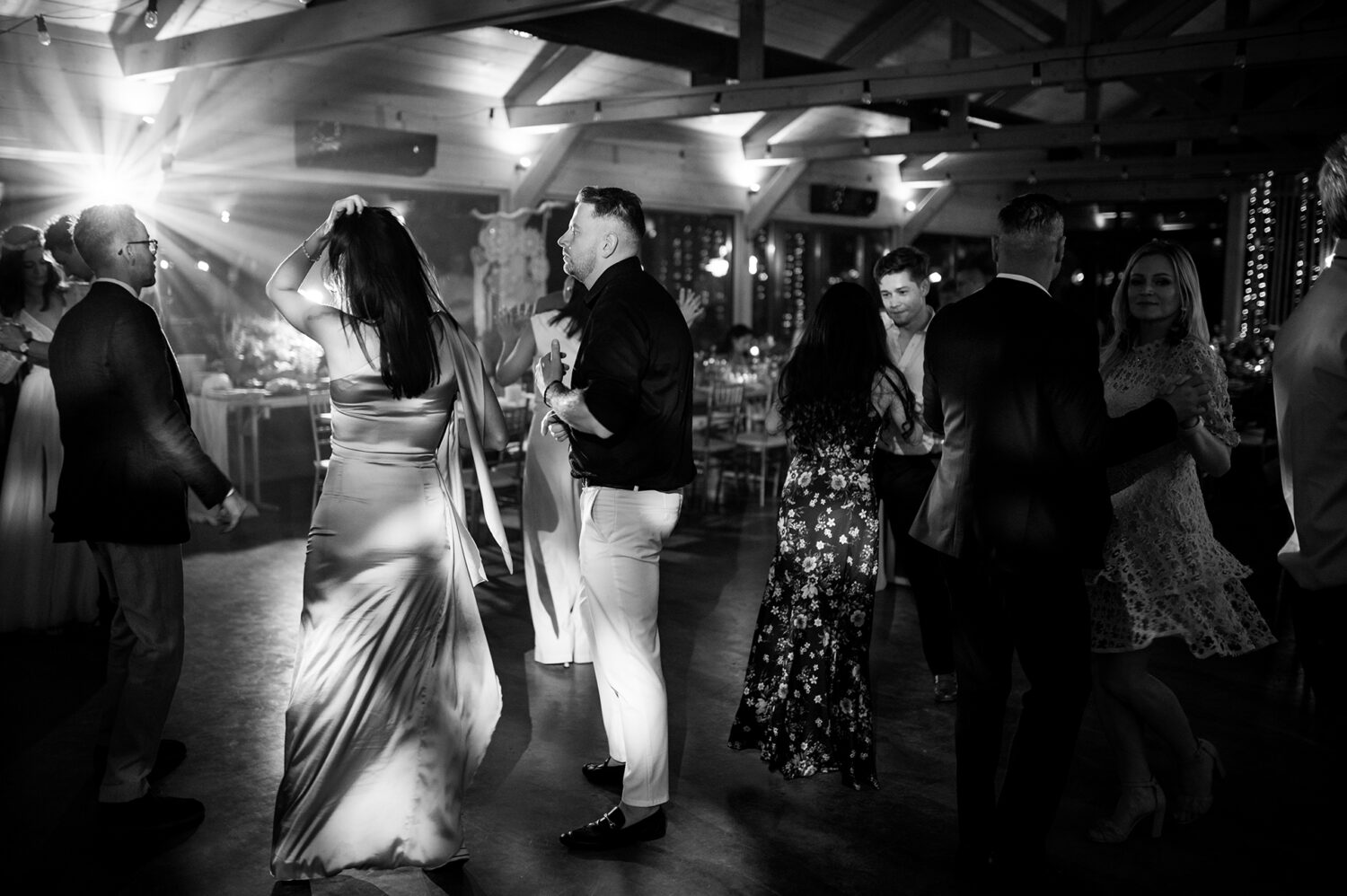 Ślub cywilny w plenerze boho para młoda zabawa na parkiecie