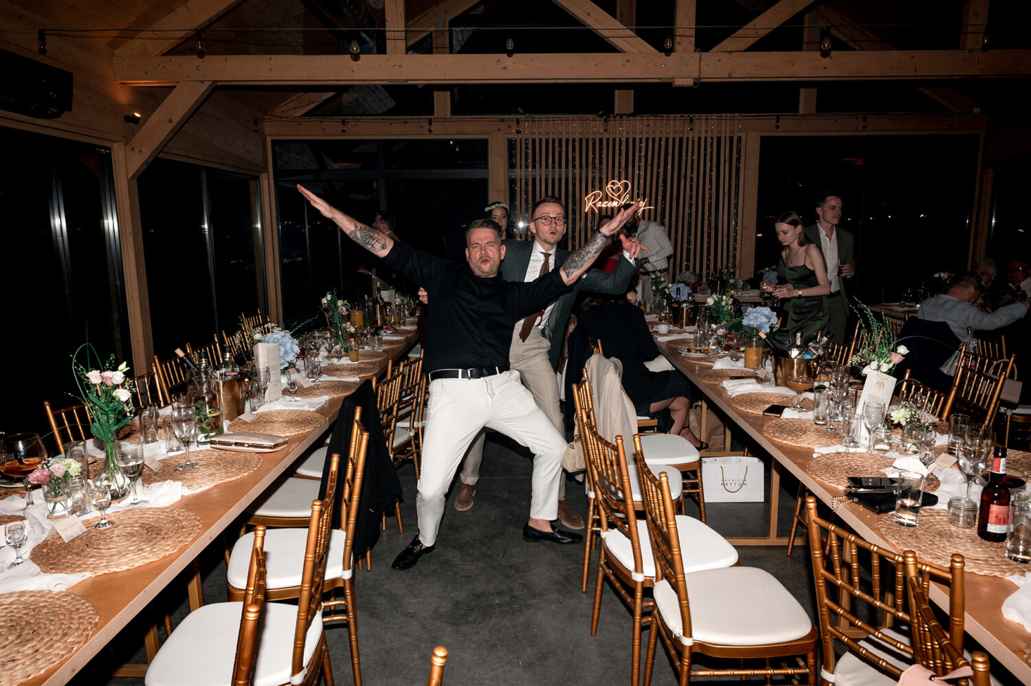 Ślub cywilny w plenerze boho para młoda zabawa na parkiecie