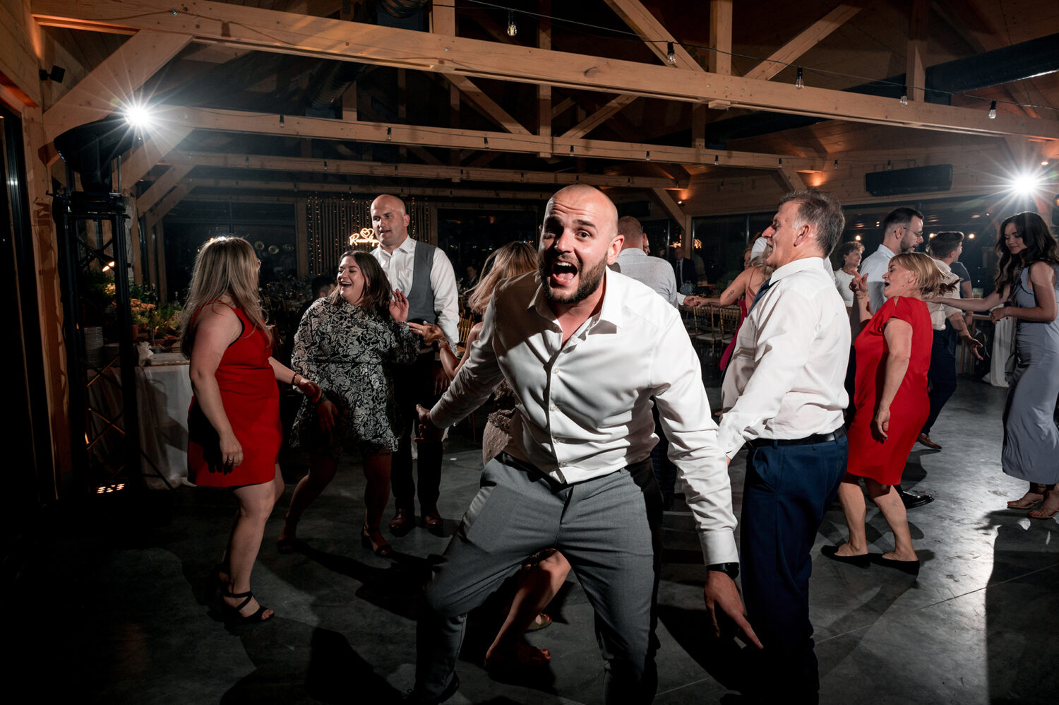 Ślub cywilny w plenerze boho para młoda zabawa na parkiecie