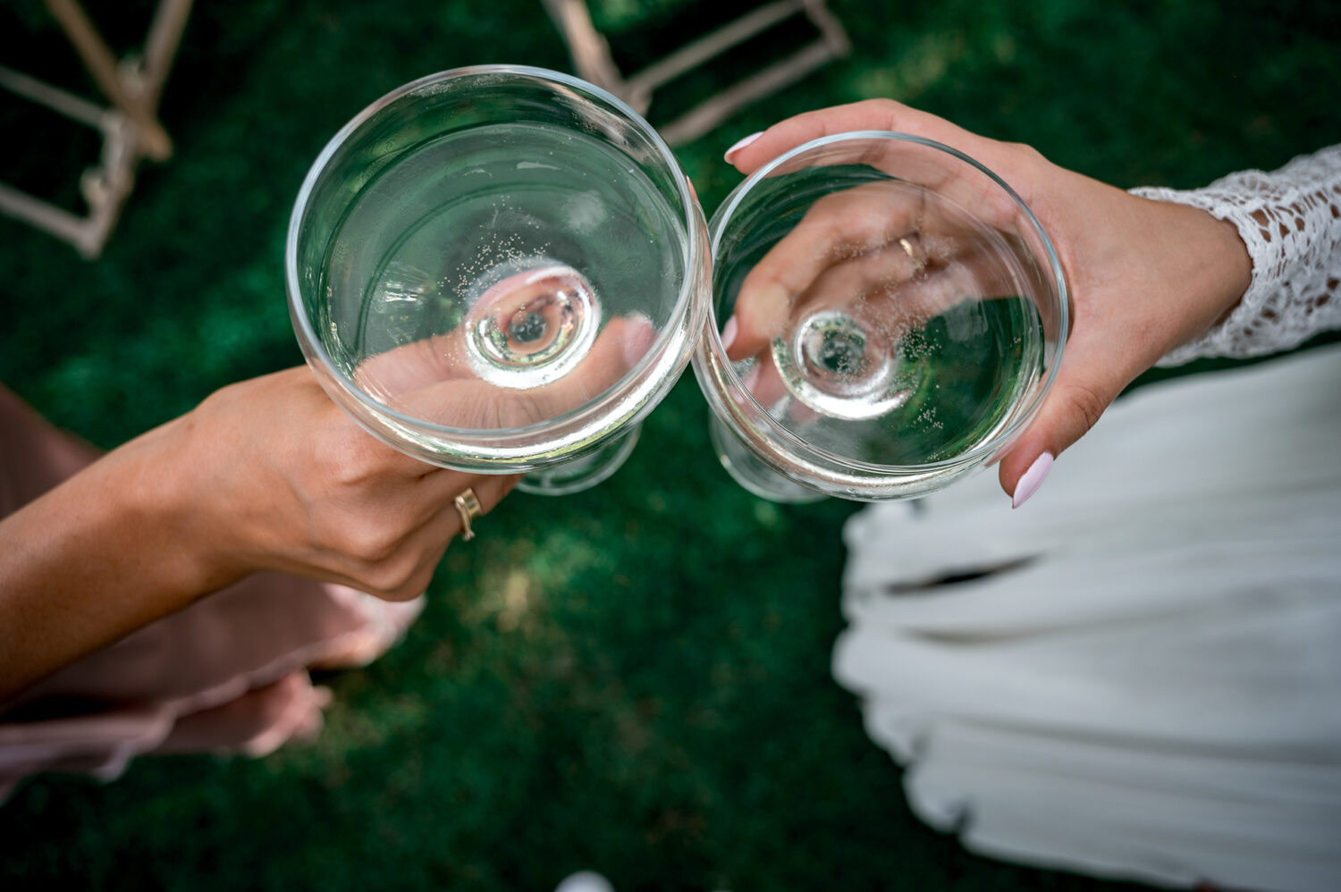 Ślub cywilny w plenerze boho para młoda kieliszki