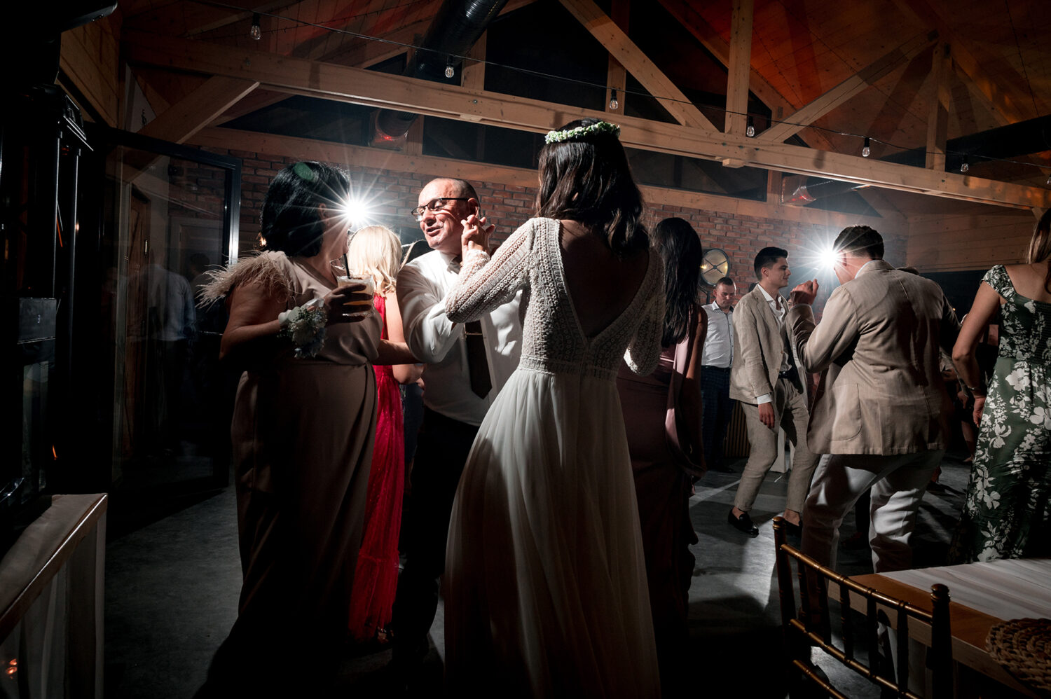 Ślub cywilny w plenerze boho para młoda zabawa na parkiecie