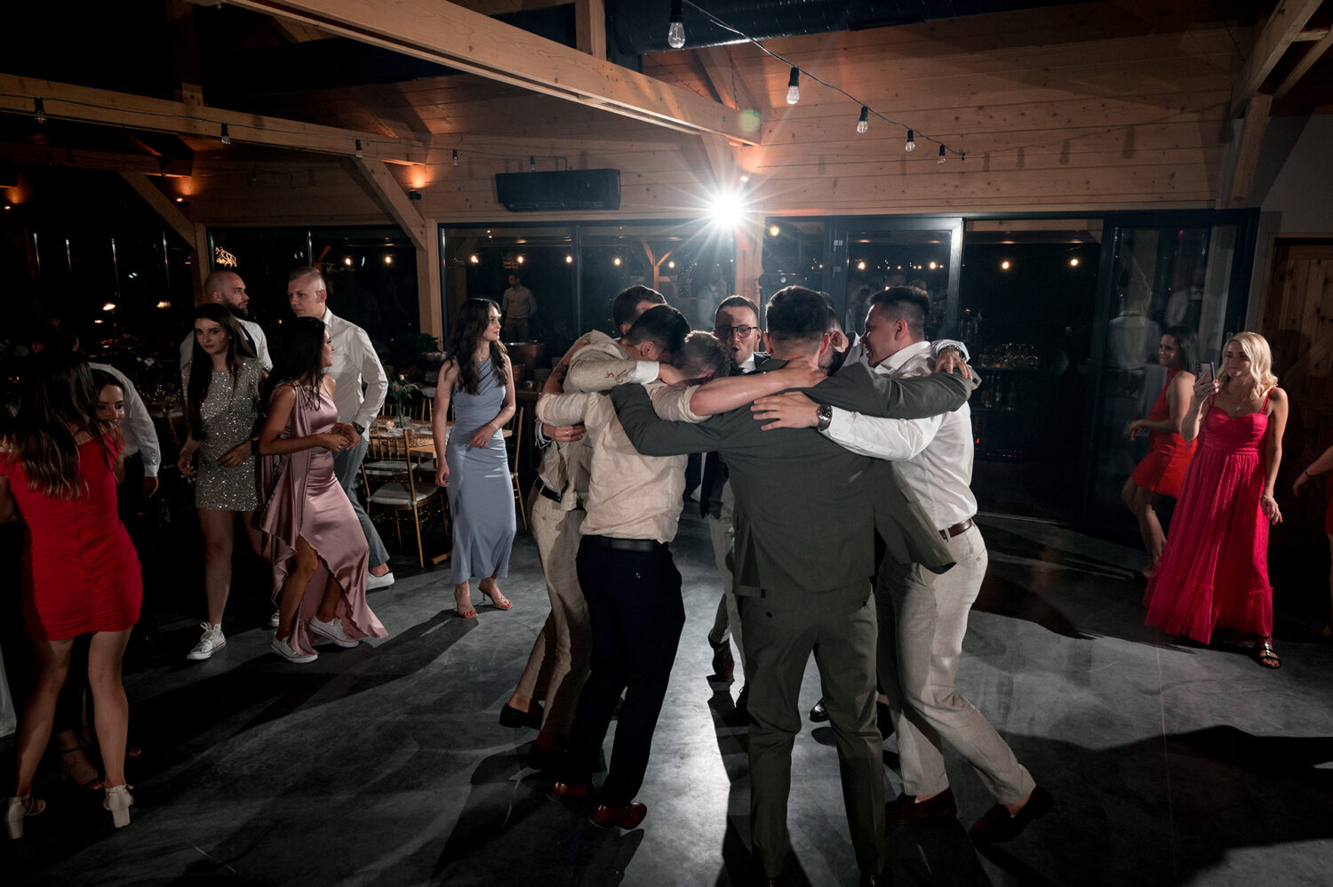 Ślub cywilny w plenerze boho para młoda zabawa na parkiecie