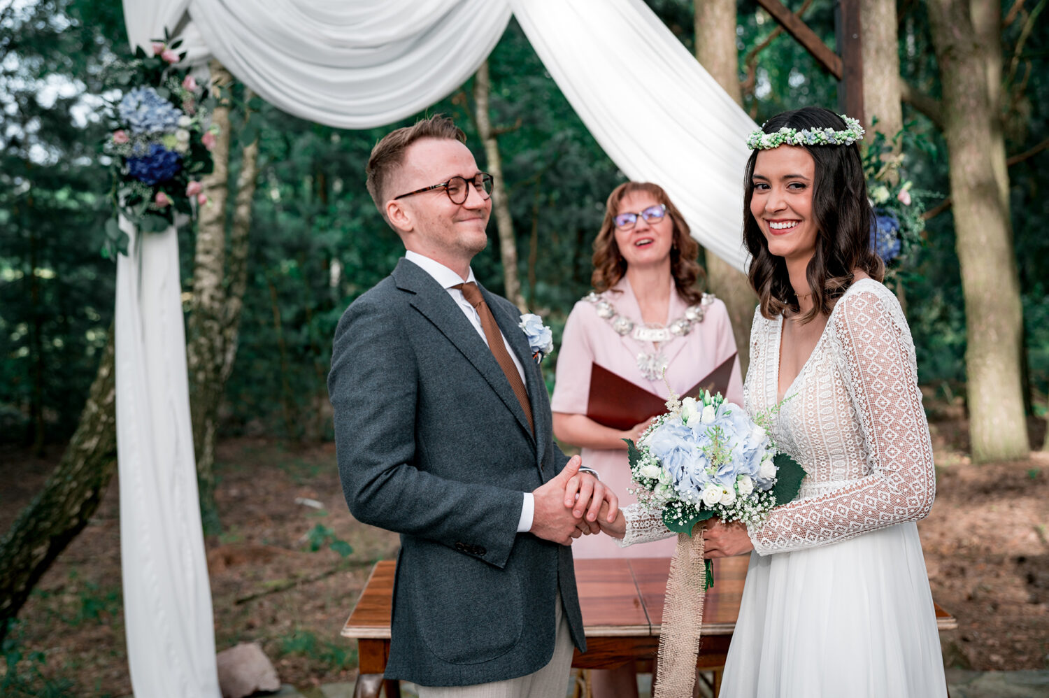 Ślub cywilny w plenerze boho para młoda przysięga