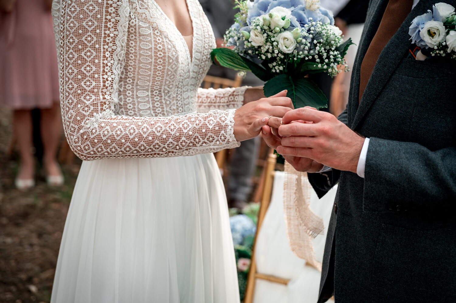 Ślub cywilny w plenerze boho para młoda przysięga