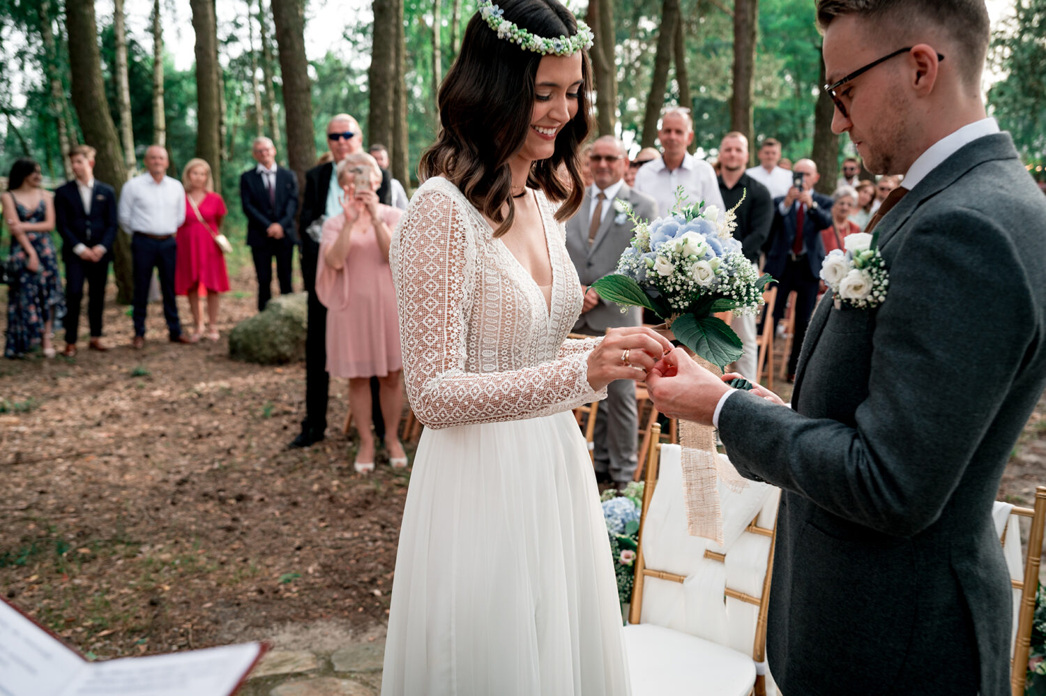 Ślub cywilny w plenerze boho para młoda przysięga