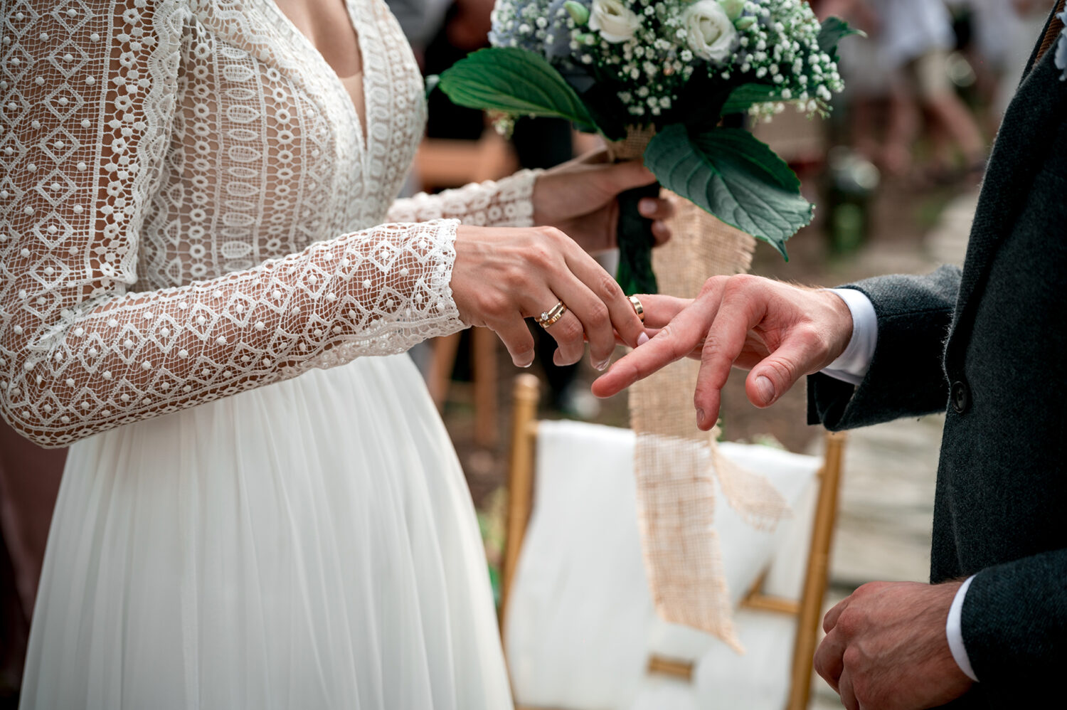 Ślub cywilny w plenerze boho para młoda przysięga