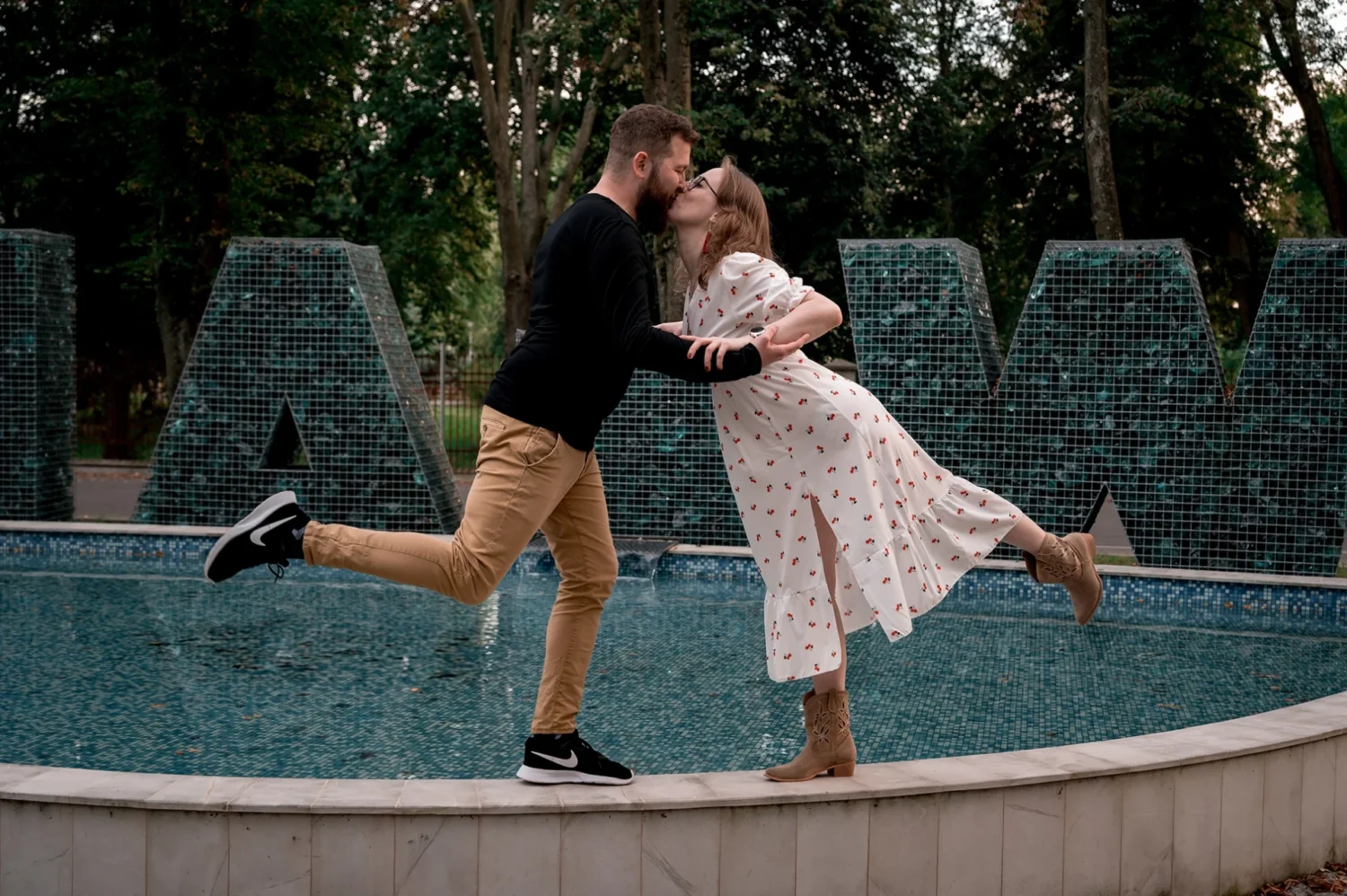 Romantyczny spacer narzeczonych po molo nad zalewem w Łukowie, piękna pogoda