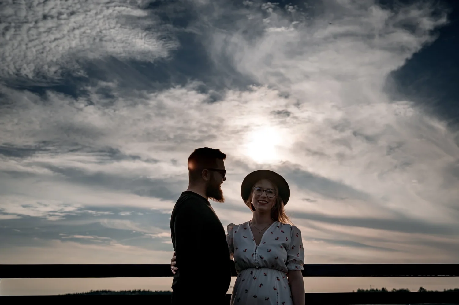 Sesja narzeczeńska Mileny i Piotrka nad Zalewem Zimna Woda w Łukowie w słoneczny dzień