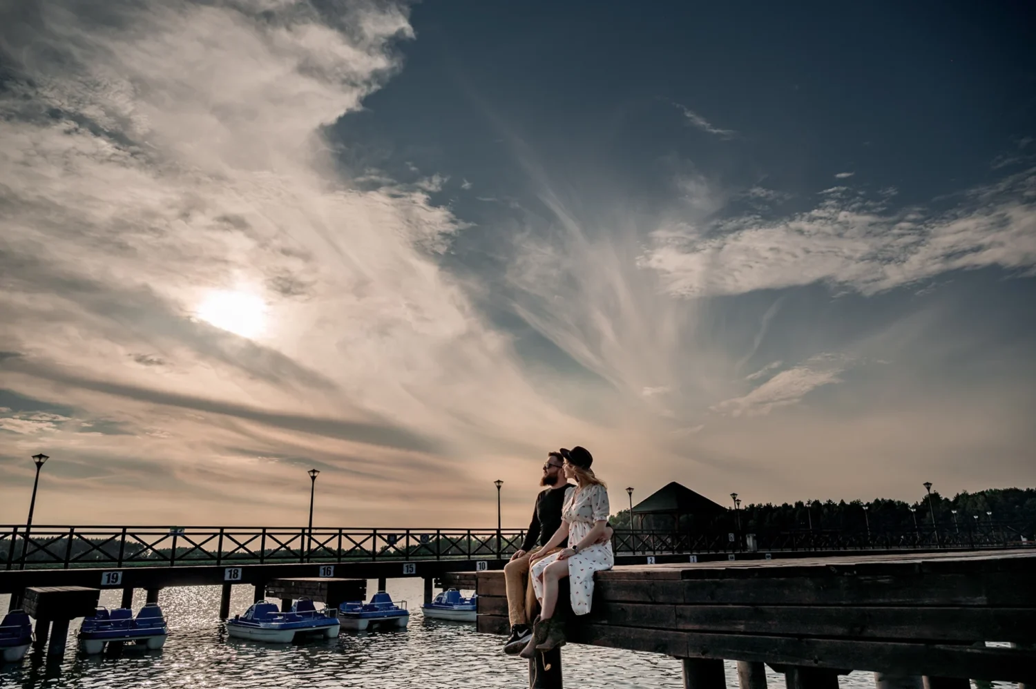 Sesja narzeczeńska Mileny i Piotrka nad Zalewem Zimna Woda w Łukowie w słoneczny dzień