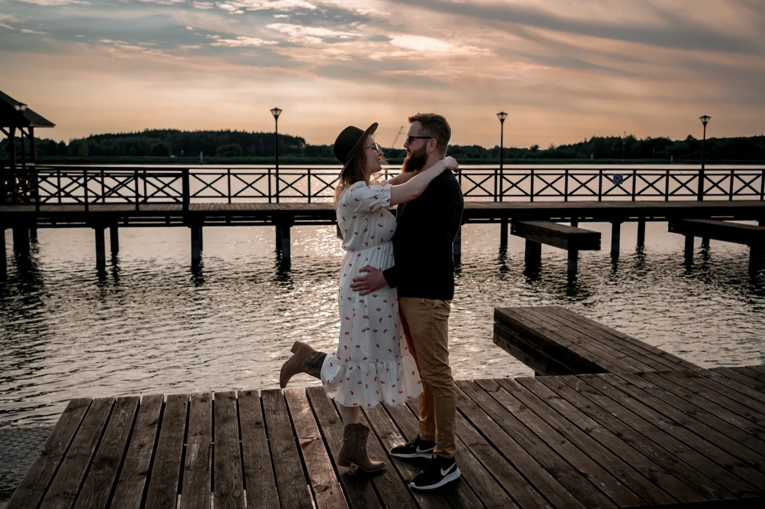 Sesja narzeczeńska Mileny i Piotrka nad Zalewem Zimna Woda w Łukowie w słoneczny dzień