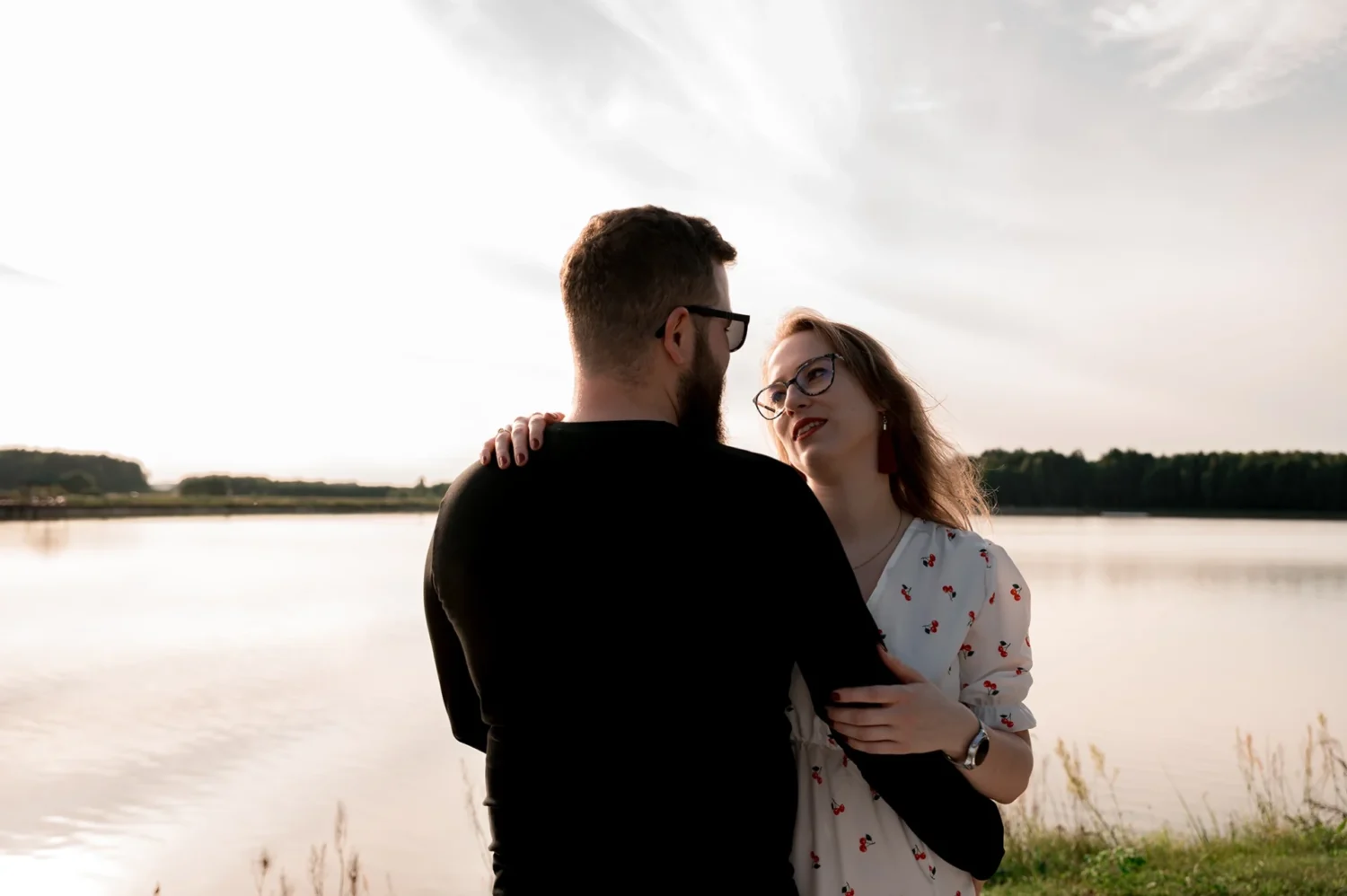 Sesja narzeczeńska Mileny i Piotrka nad Zalewem Zimna Woda w Łukowie w słoneczny dzień