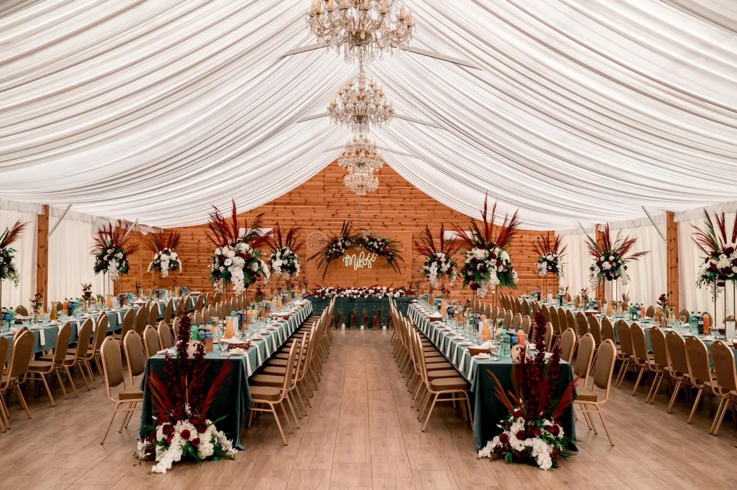 Letni namiot weselny w Pałacyku Fantazja w Sięciaszce udekorowany w stylu boho