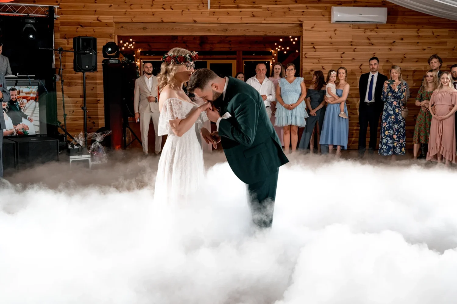 Pierwszy taniec Mileny i Piotrka w namiocie oświetlonym girlandami świetlnymi