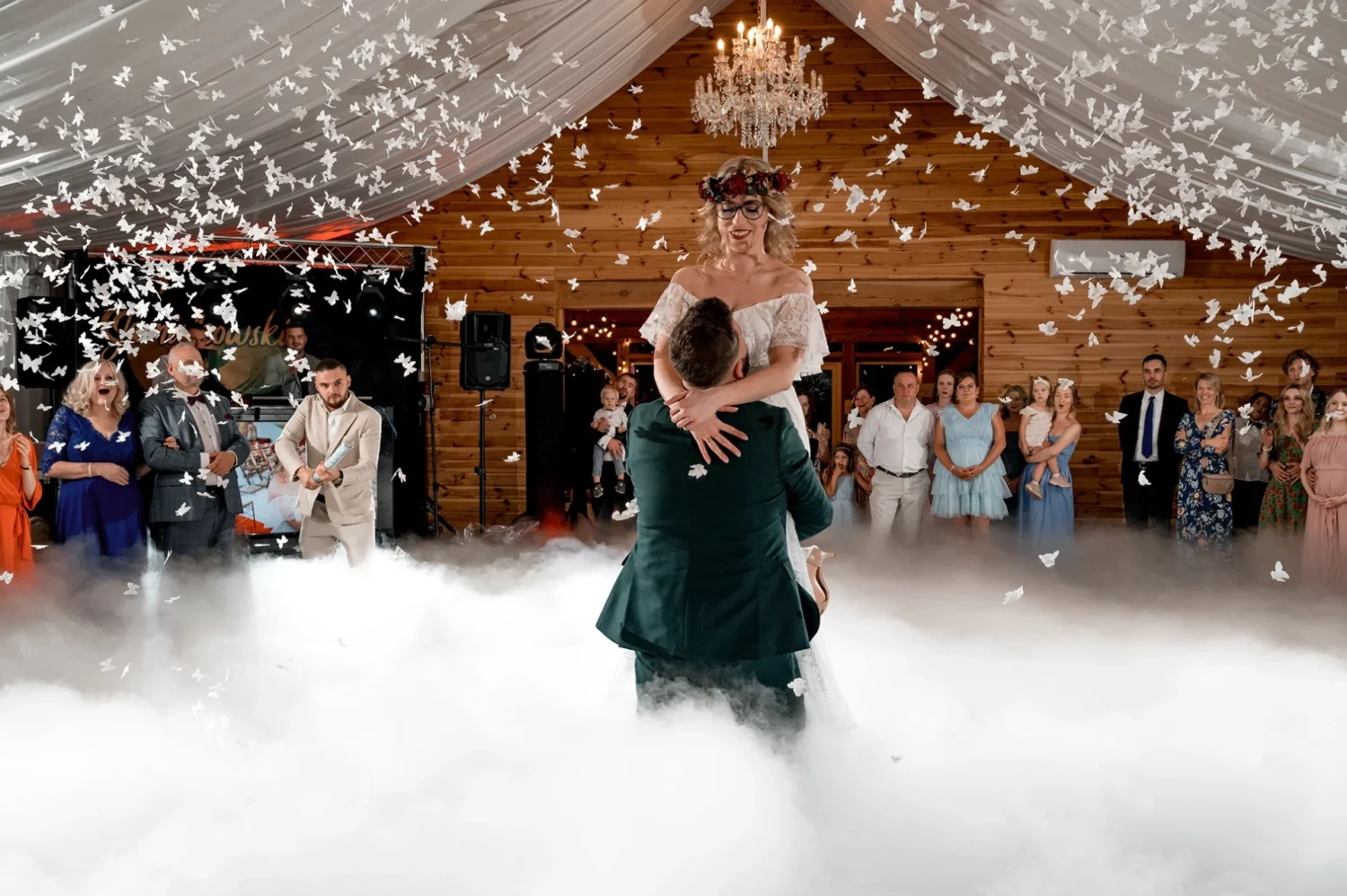 Pierwszy taniec Mileny i Piotrka w namiocie oświetlonym girlandami świetlnymi