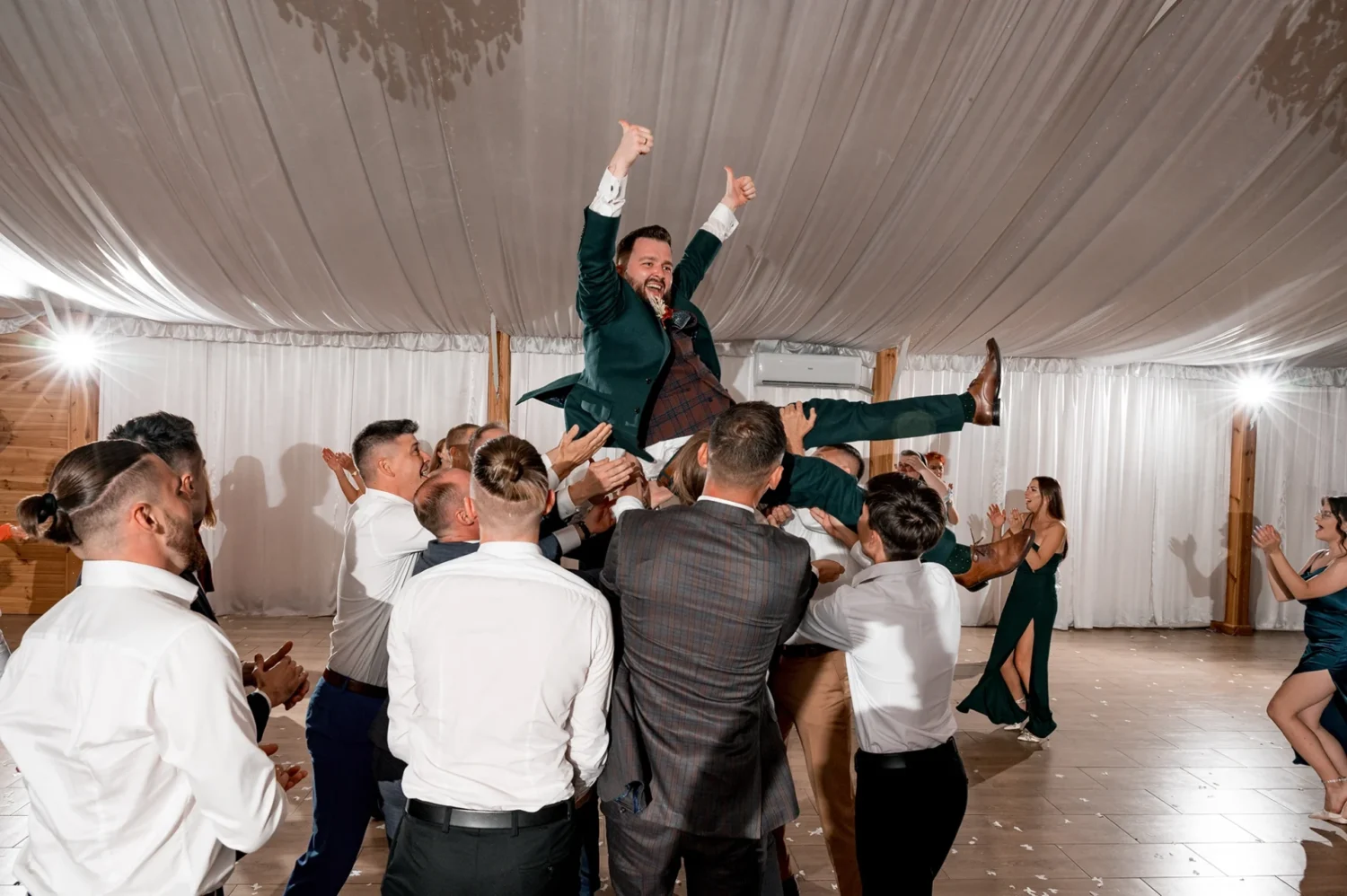 Szaleństwo na parkiecie, goście weselni bawiący się w namiocie w Pałacyku Fantazja