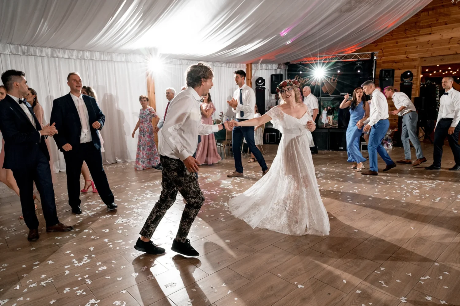 Szaleństwo na parkiecie, goście weselni bawiący się w namiocie w Pałacyku Fantazja