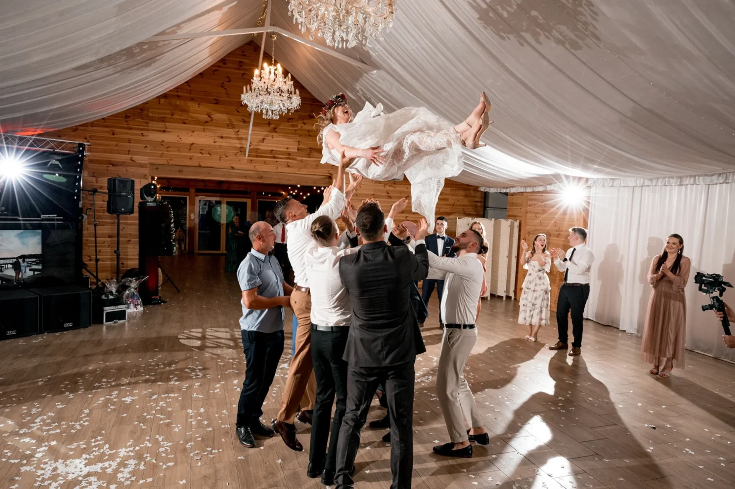 Szaleństwo na parkiecie, goście weselni bawiący się w namiocie w Pałacyku Fantazja