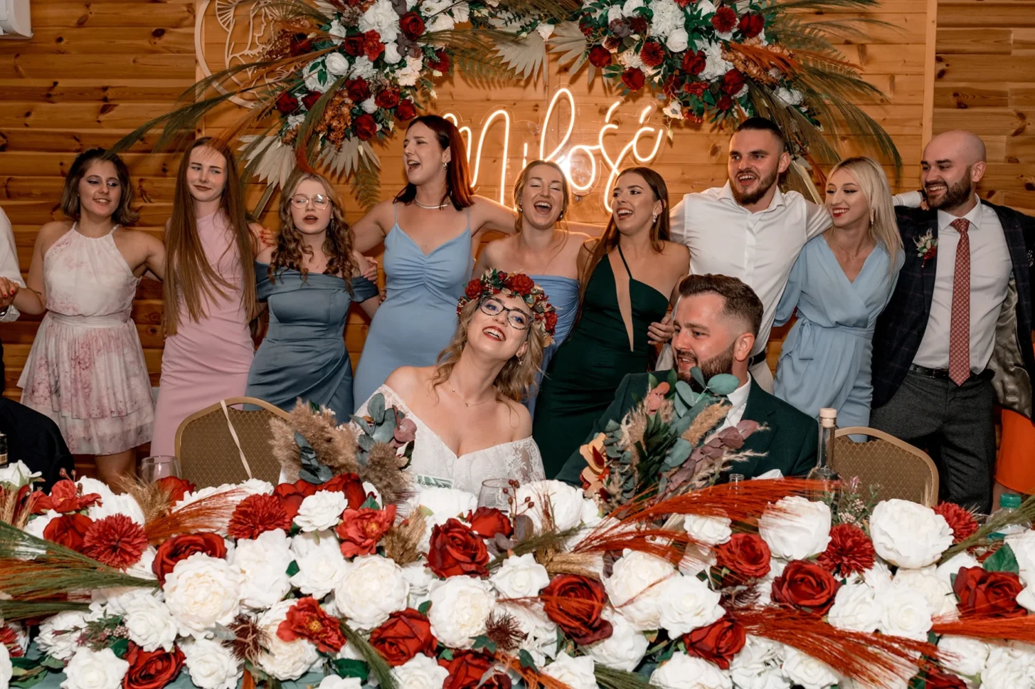 Szaleństwo na parkiecie, goście weselni bawiący się w namiocie w Pałacyku Fantazja