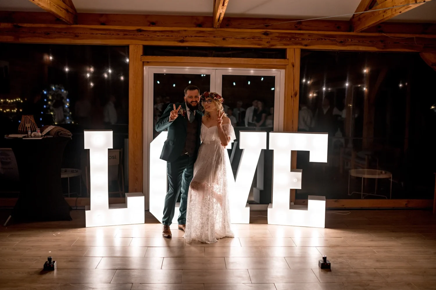 Szaleństwo na parkiecie, goście weselni bawiący się w namiocie w Pałacyku Fantazja