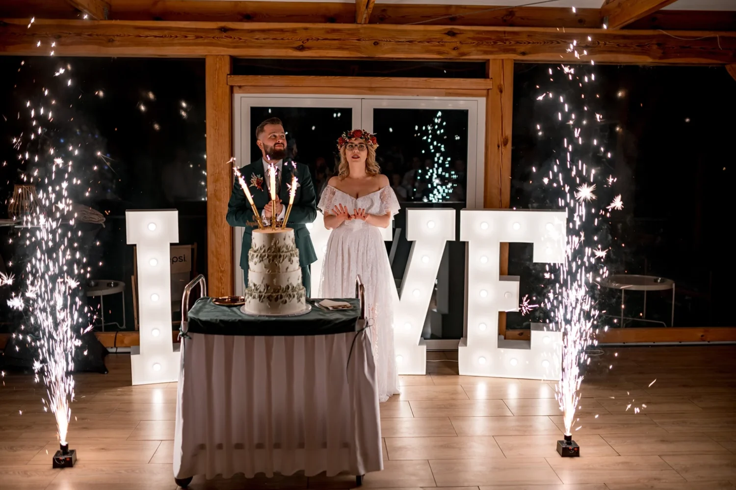 Szaleństwo na parkiecie, goście weselni bawiący się w namiocie w Pałacyku Fantazja tort