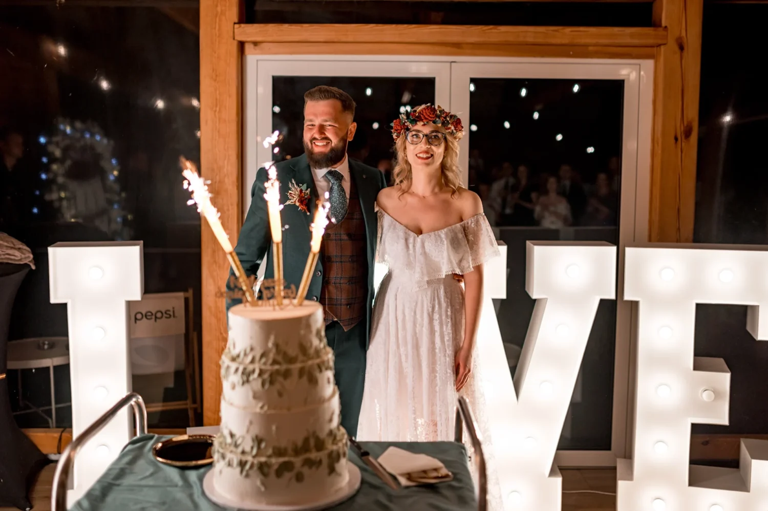 Szaleństwo na parkiecie, goście weselni bawiący się w namiocie w Pałacyku Fantazja tort