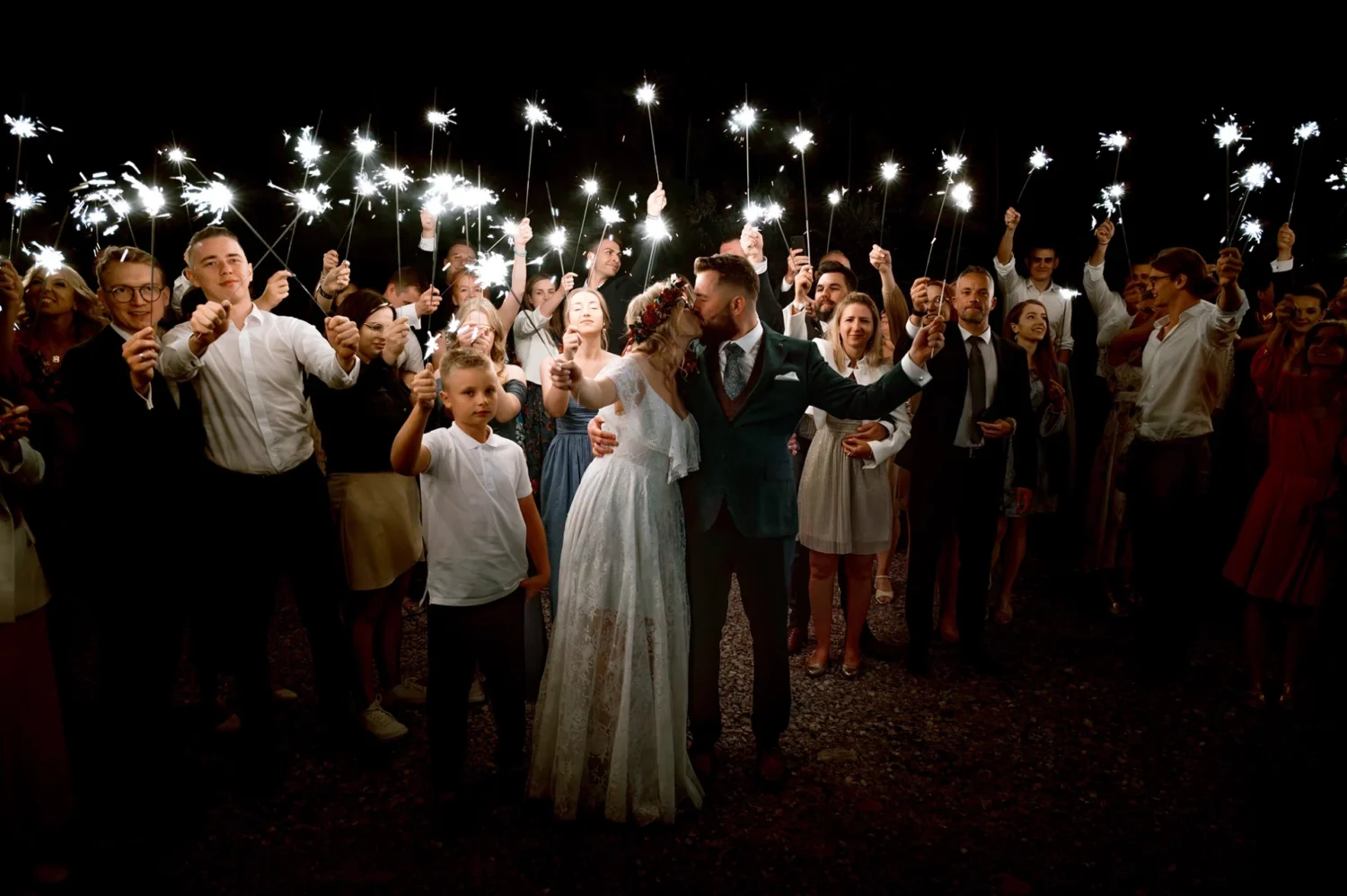 Szaleństwo na parkiecie, goście weselni bawiący się w namiocie w Pałacyku Fantazja zimne ognie