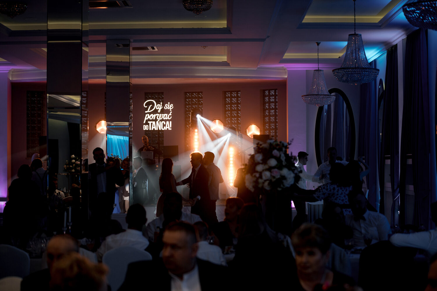 Naturalny reportaż ślubny, zdjęcia zabawa na parkiecie