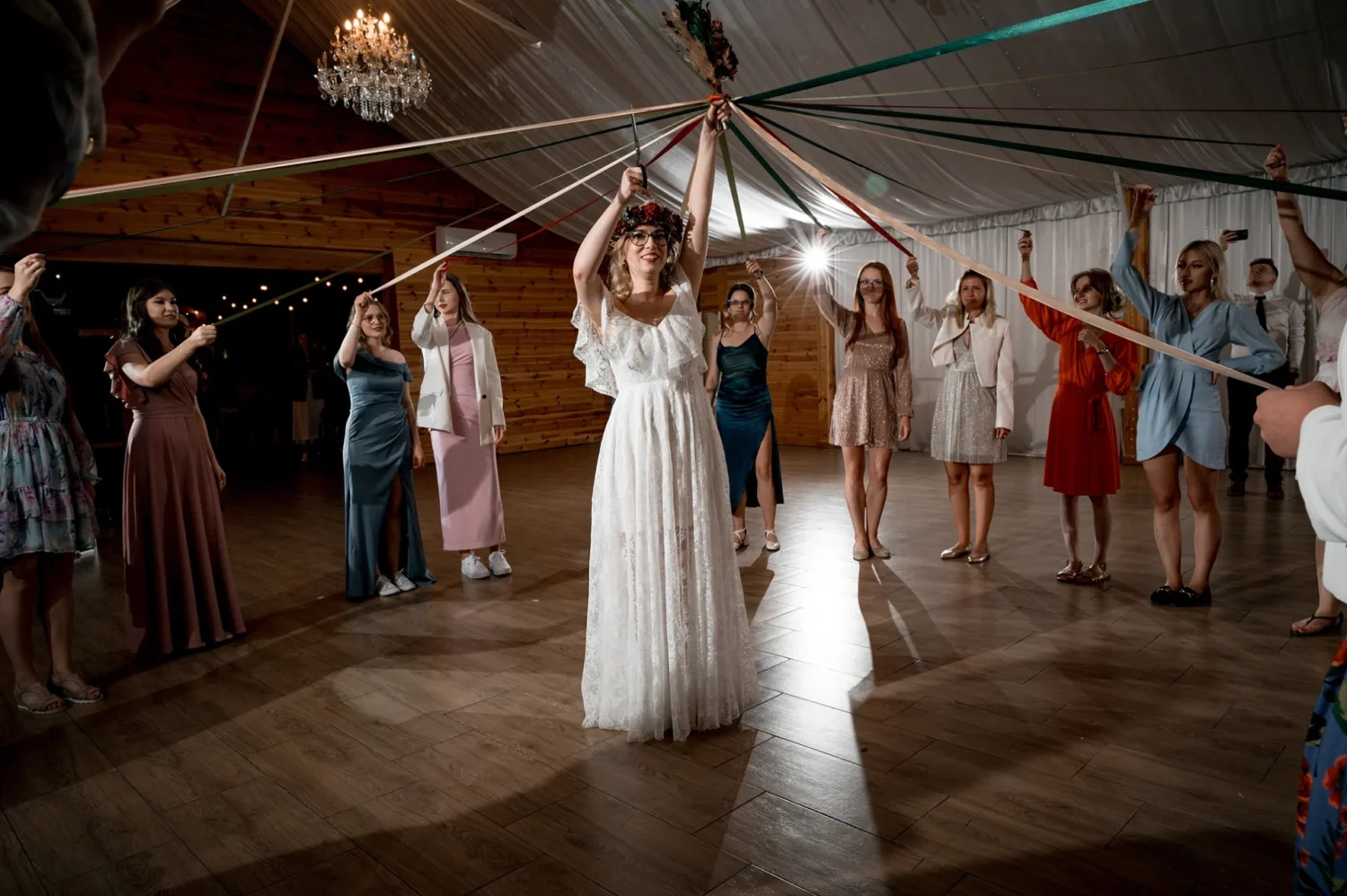 Szaleństwo na parkiecie, goście weselni bawiący się w namiocie w Pałacyku Fantazja oczepiny