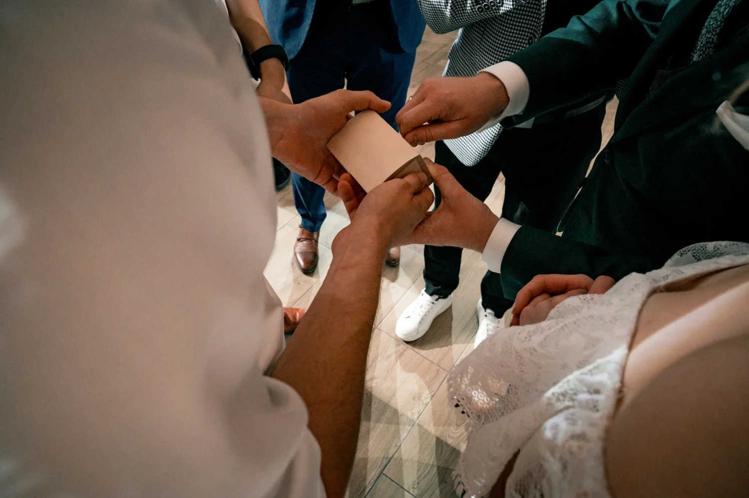 Szaleństwo na parkiecie, goście weselni bawiący się w namiocie w Pałacyku Fantazja oczepiny