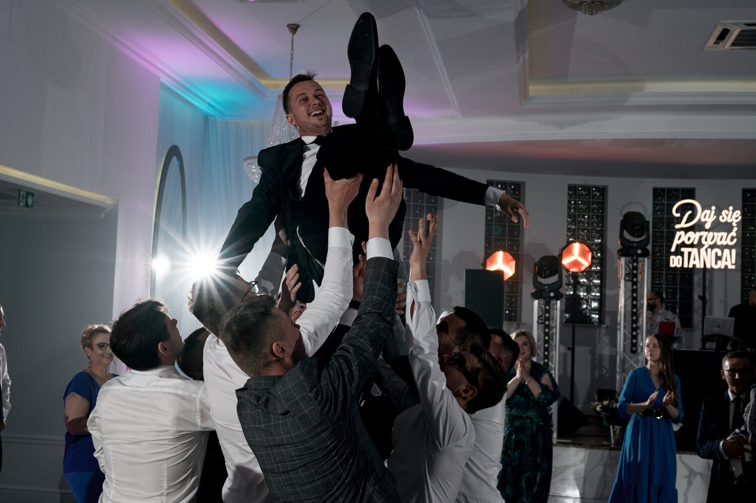 Naturalny reportaż ślubny, zdjęcia zabawa na parkiecie