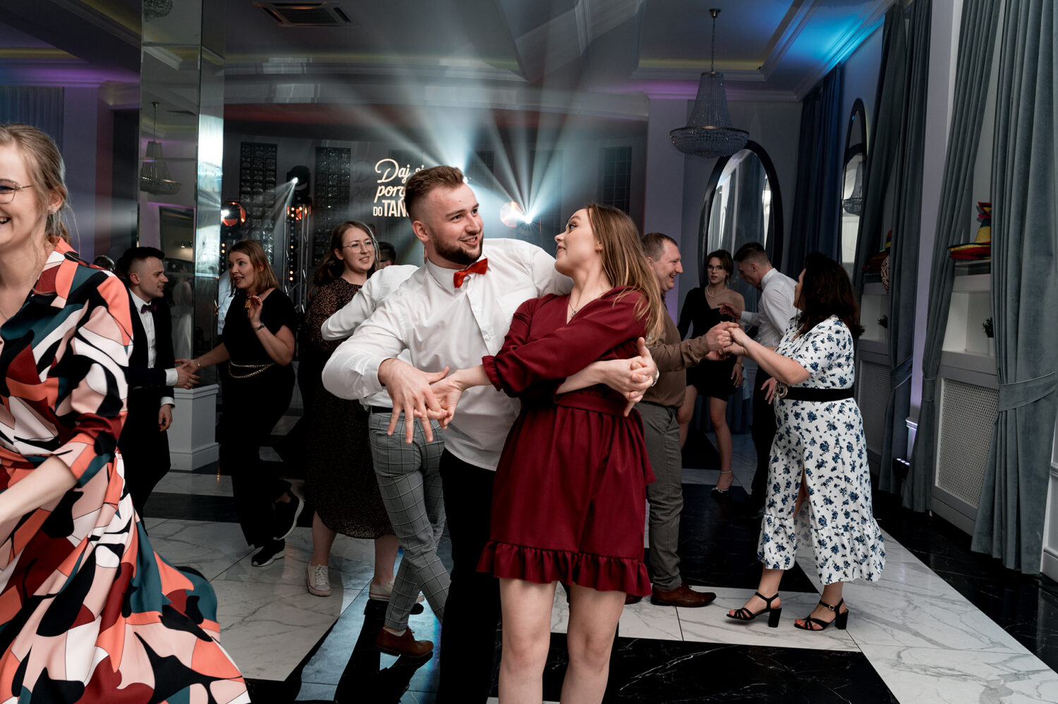 Naturalny reportaż ślubny, zdjęcia zabawa na parkiecie