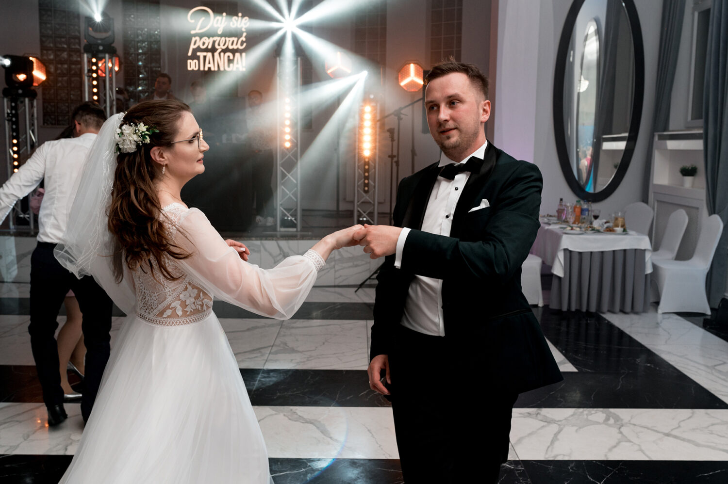 Naturalny reportaż ślubny, zdjęcia zabawa na parkiecie