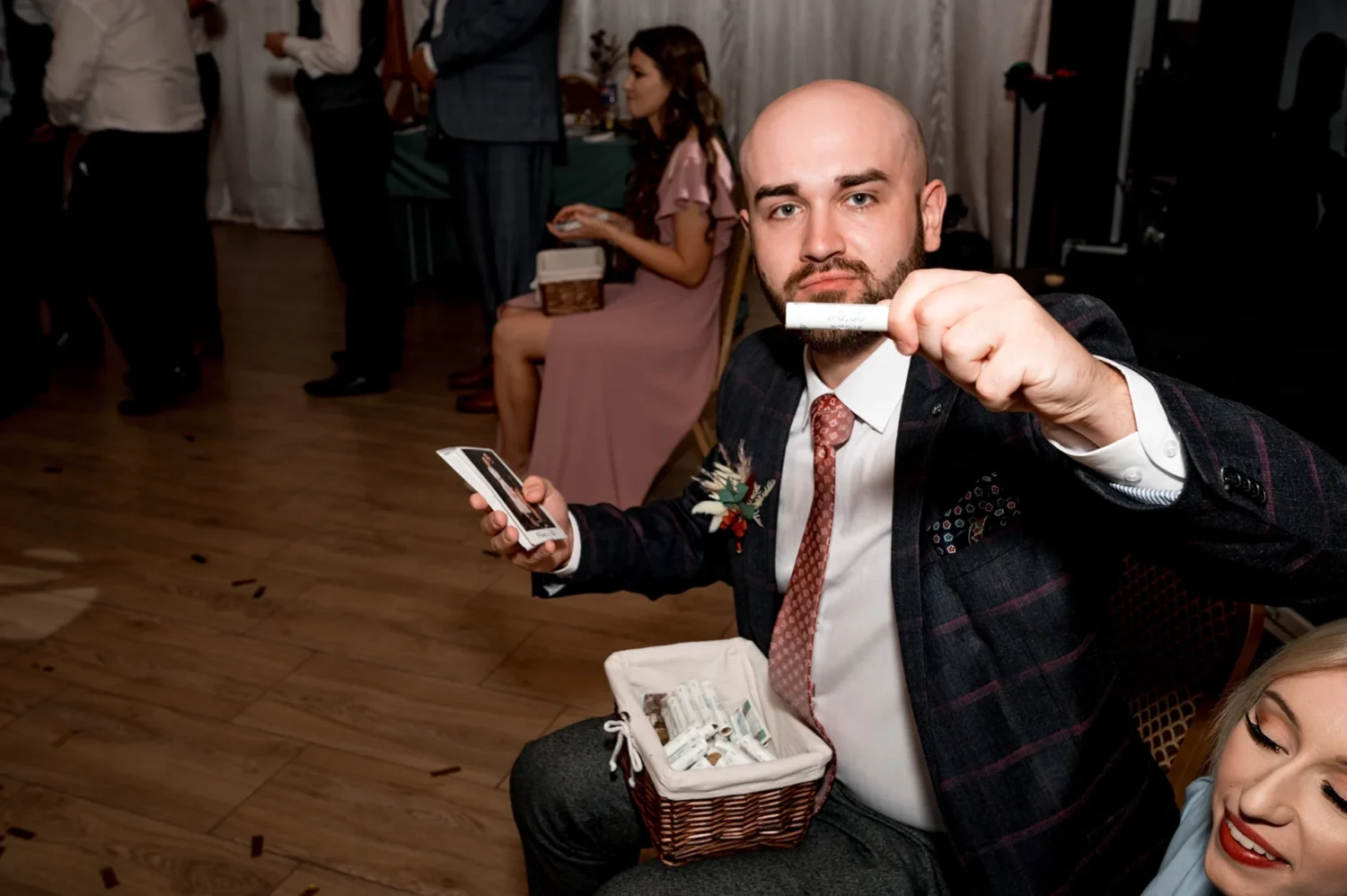 Szaleństwo na parkiecie, goście weselni bawiący się w namiocie w Pałacyku Fantazja taniec na wózek