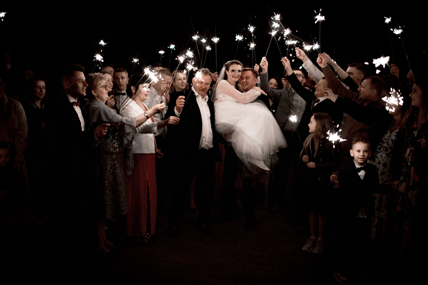 Naturalny reportaż ślubny, zdjęcia zimne ognie