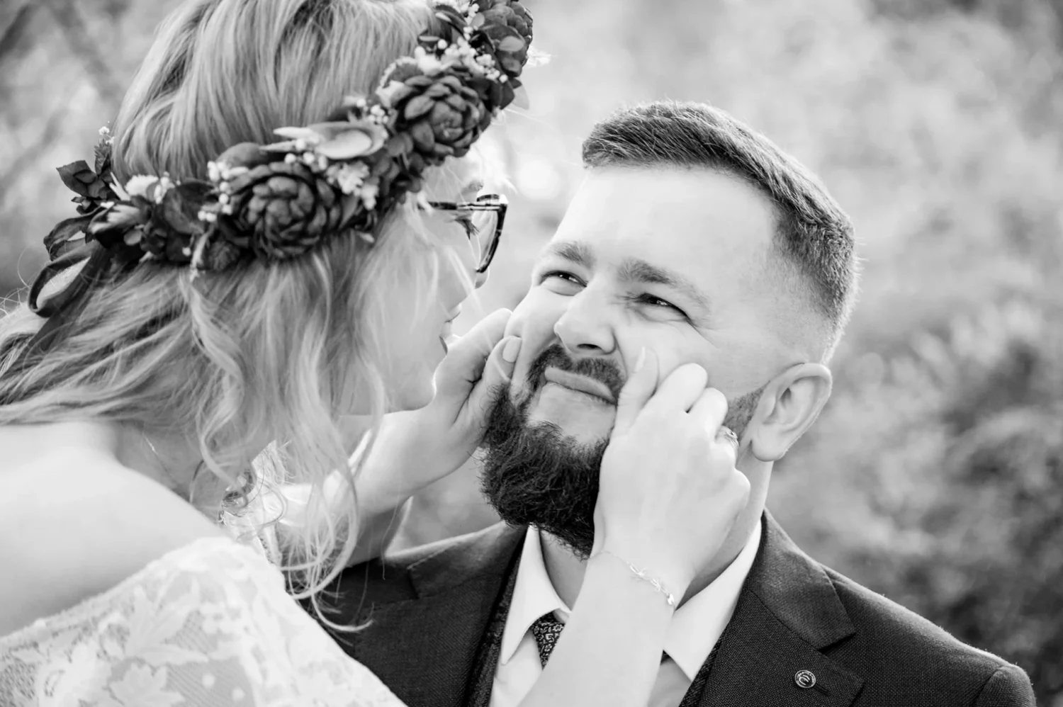 Spacer nowożeńców, Mileny i Piotrka, główną aleją w ogrodach pałacowych w Kozłówce