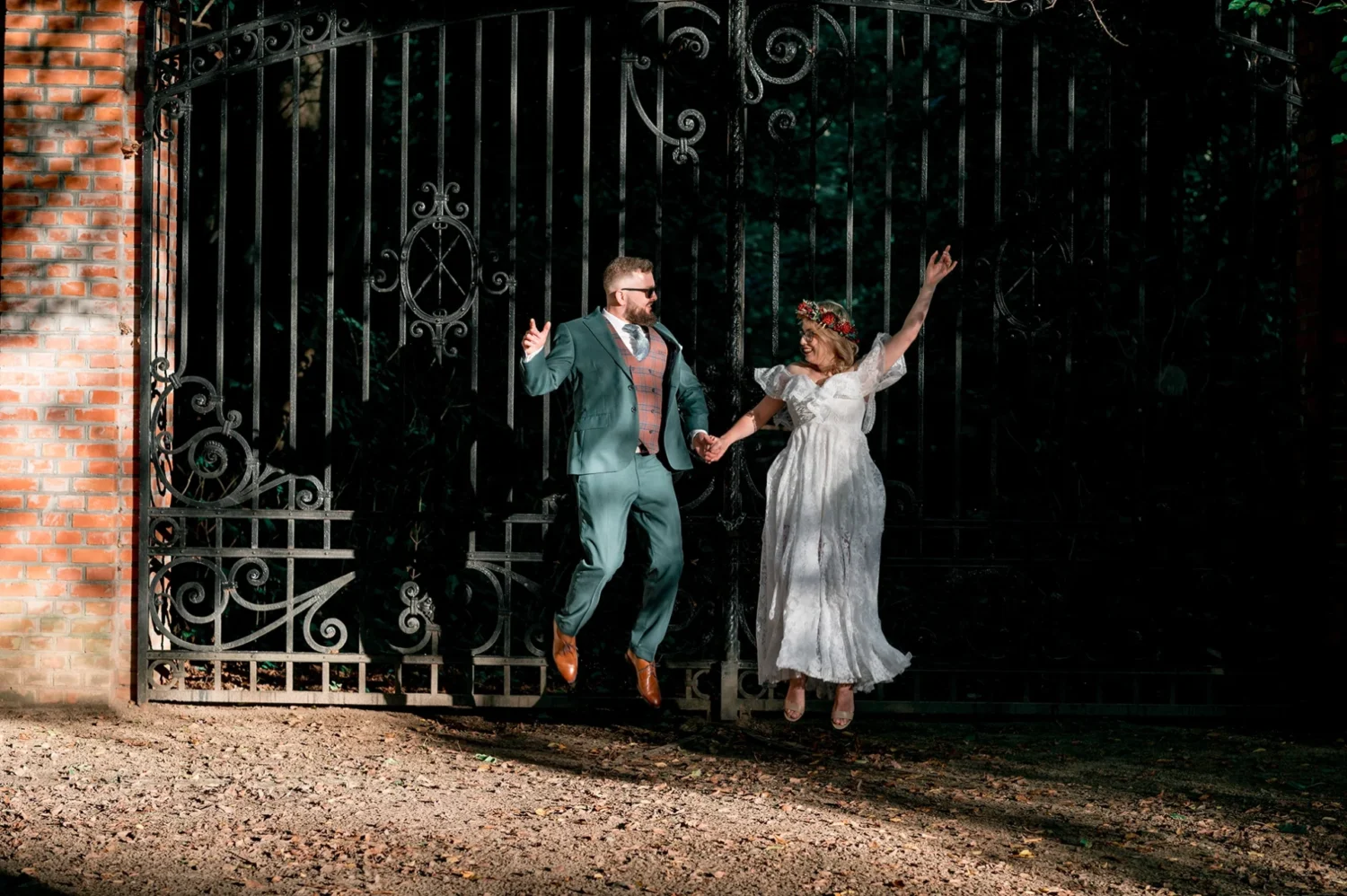 Para młoda w bramie wjazdowej do zespołu pałacowo-parkowego w Kozłówce, artystyczne zdjęcie ślubne